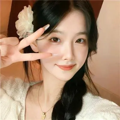 奇幻校园漫改《偶然发现的一天》超清在线：觉醒的漫画女配逆天改命，撕毁烂尾剧本
