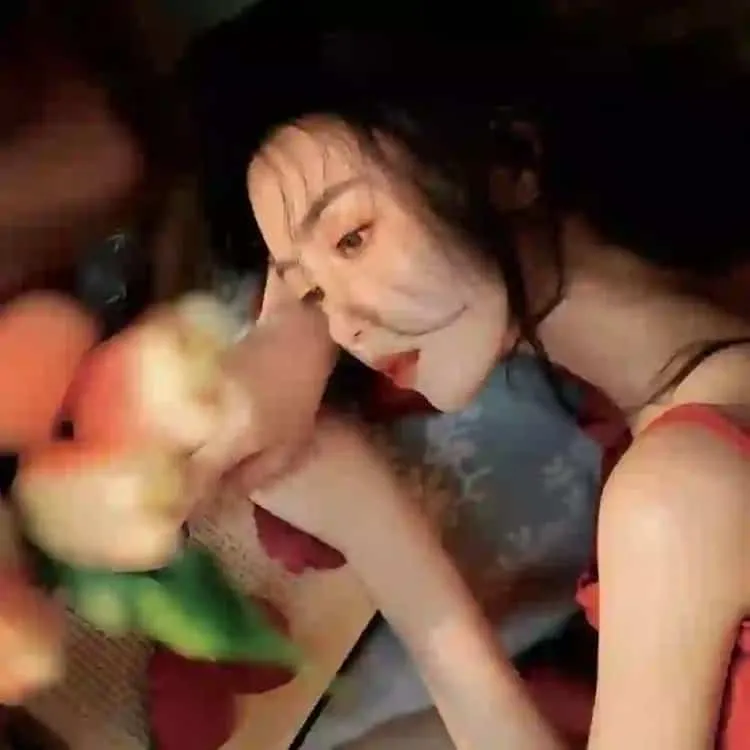 奇幻校园漫改《偶然发现的一天》超清在线：觉醒的漫画女配逆天改命，撕毁烂尾剧本
