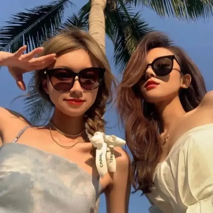 【日系青春物语】《花与爱丽丝》高清在线：两个女孩与一个男孩的谎言三角恋，青涩动人